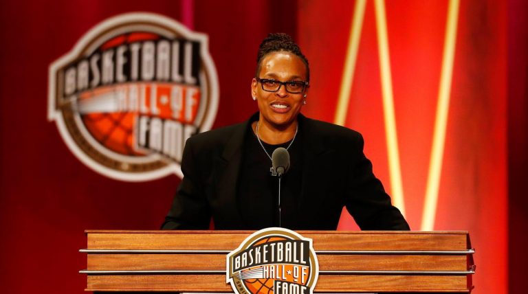 Los Pelicans nombran a la reciente “Hall of Famer” Theresa Weatherspoon al coaching staff.