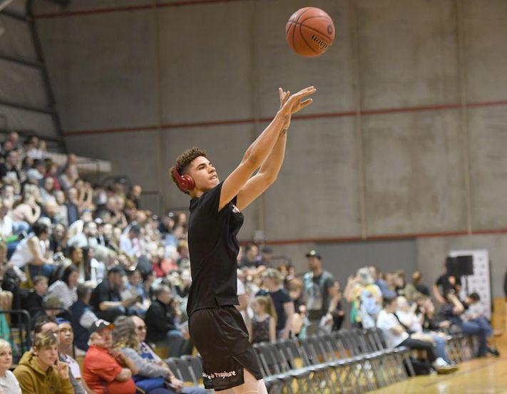 Los juegos de los prospectos de la NBA LaMelo Ball y RJ Hampton serán transmitidos en Facebook Watch desde Australia