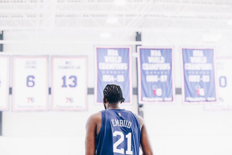 Embiid trolea a sus fanáticos con un “look” nuevo.